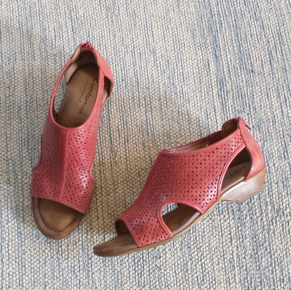 Size 9 Rina coral sandals comfortiva